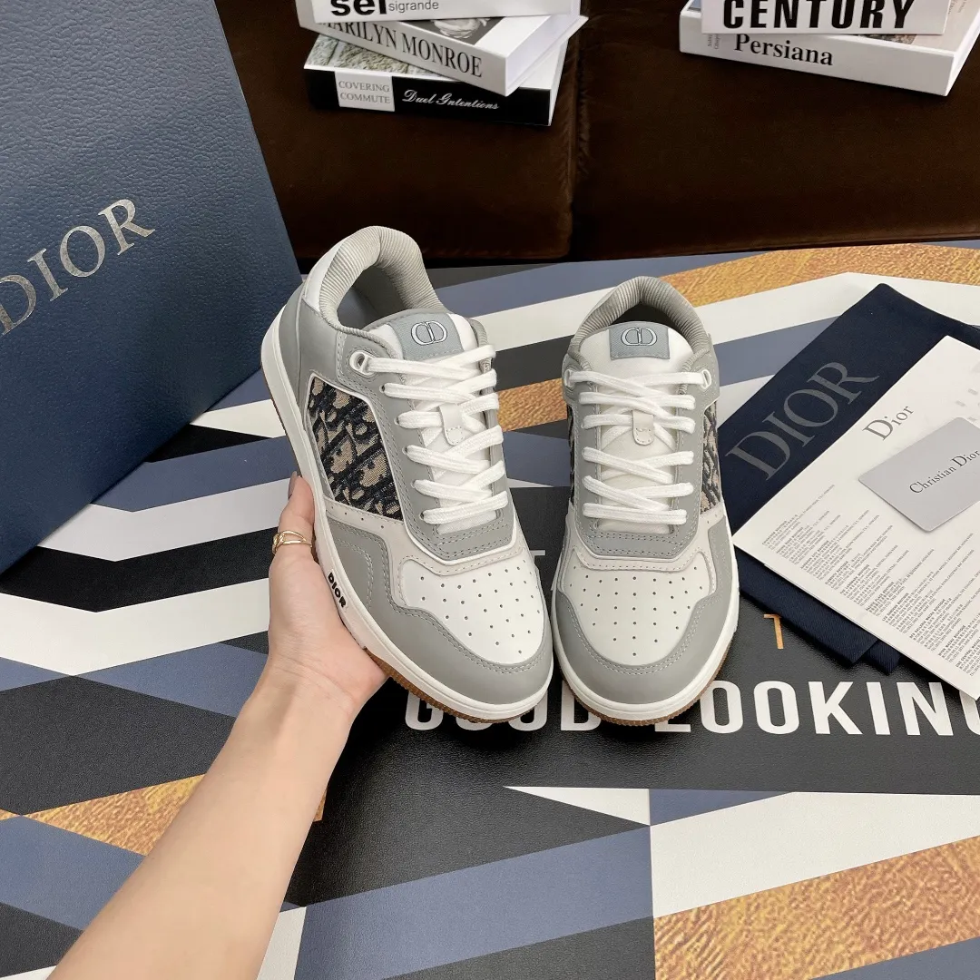 👟👟Ex-factory price 480👟👟 Women's shoes Women's clothing Women's shoes Women's shoes Women's clothing Men's +10 (3D printing +20) Dior Dior 🔥Counter genuine 1-1 Top version (can compare with the original version) The top version is made not blown out👍 👫Contrast color positioning and splicing design! Fashionable and casual personality! Look like a goddess on your feet! Simple line design, three-dimensional cutting, super invincible and stylish, looks good no matter how you match it. The super popular elements and colors make the whole set youthful and beautiful. It can easily catch the eye in the crowd. It is casual, comfortable, fashionable and versatile, a high-quality casual suit with no sense of age. ✅Fabrics: imported first-layer cowhide + high-tech laser technology. ✅Inner lining: imported transparent silk fabric. ✅Feet: original molded feet. ✅Outsole: original molded 1:1 two-color T👟👟factory price U outsole ✅Method: original 1:1 full set of lasts ✅Female size: 35～40 ✅Male size: 38～45